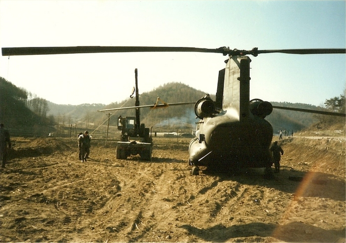 CH-47C Chinook helicopter 67-18532 receiving a new forward rotor blade after a wire strike incident in a field site in the Republic of Korea (South Korea).