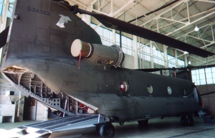Boeing CH-47D Chinook 85-24353, right rear quarter.