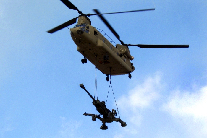 24 January 2009: BAGRAM AIRFIELD, Afghanistan - A CH-47F Chinook helicopter air lifts a 155mm Howitzer onto Forward Operating Base Shank, Bagram Airfield, Afghanistan.