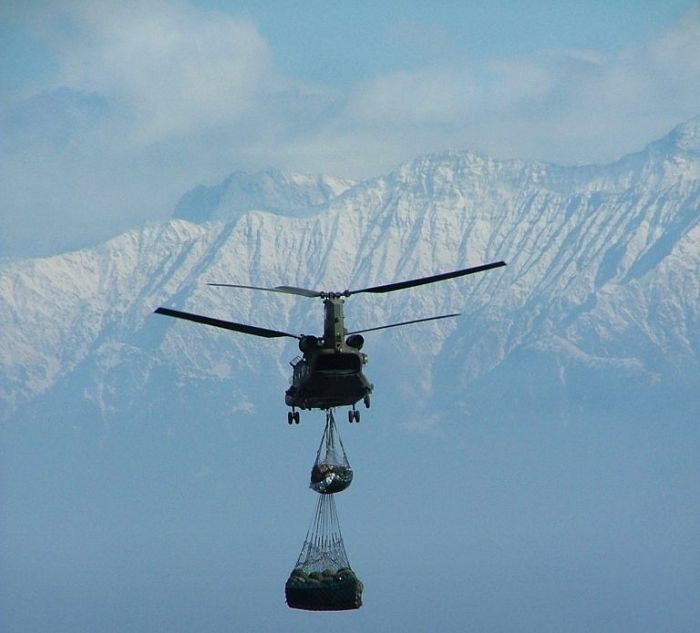 26 June 2007 : A CH-47D Chinook helicopter from 7th Battalion, 158th Aviation Regiment transports relief supplies for the victims of the 2005 Pakistan earthquake.